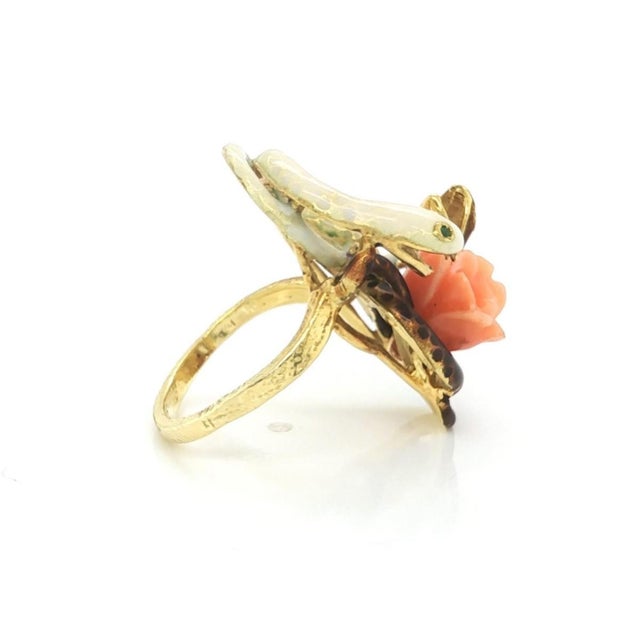 Contemporary Mid 20th Century Double Snake Rose Ring Coral Enamel Gems 18K Yellow Gold Size 5 For Sale - Image 3 of 5