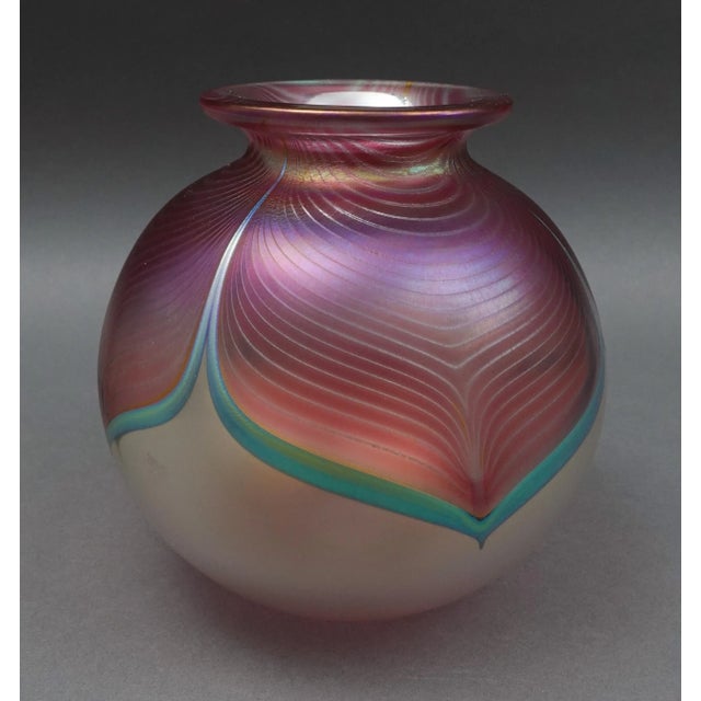 Contemporary Stuart Abelman 1984 Signed Iridescent Pulled Feather Studio Art Glass Vase For Sale - Image 3 of 9