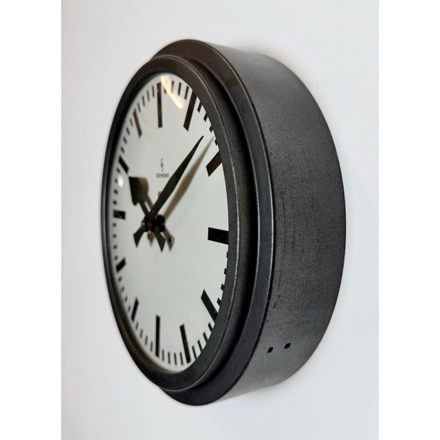 Mid-Century Modern Black Industrial Factory Wall Clock from Siemens, 1950s For Sale - Image 3 of 17