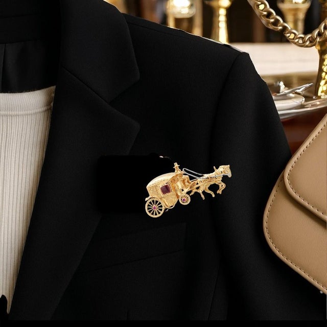 Mid-Century Modern Vintage 18 Karat Yellow Gold Gem Set ‘Horse and Carriage’ Brooch For Sale - Image 3 of 6