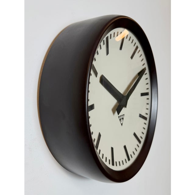 1960s Industrial Bakelite Factory Wall Clock from Pragotron, 1960s For Sale - Image 5 of 17