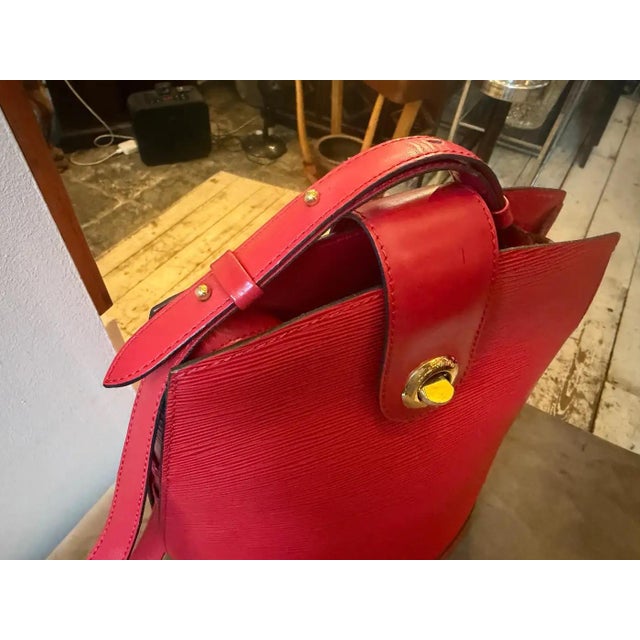 Animal Skin A 1995 Vintage Louis Vuitton Castillan Red Epi Leather Cluny Shoulder Bag For Sale - Image 7 of 17