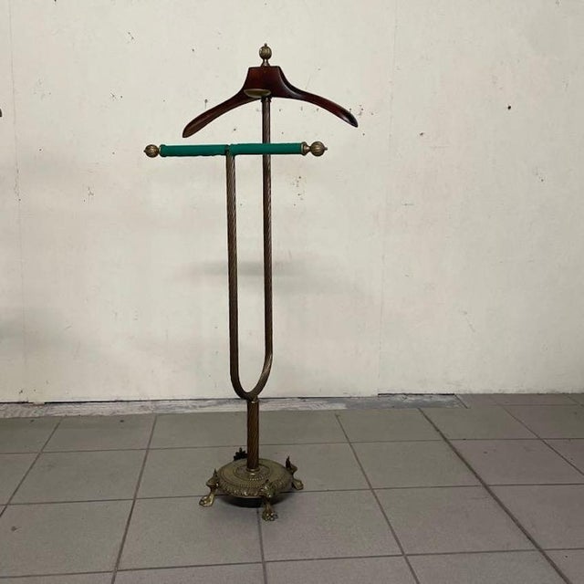 Maison Jansen Brass and Wood Valet Stand attributed to Maison Jansen, 1950s For Sale - Image 4 of 9