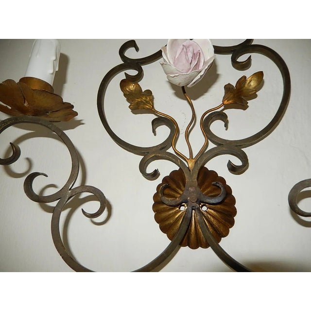Florentine Bronze & Wrought Iron Porcelain Flowers Italian Tuscany Sconces 1900s For Sale - Image 4 of 11