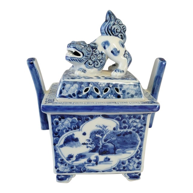 Chinese Blue and White Porcelain Ding-Form Censer With Foo Dog Finial, Circa 1970s For Sale