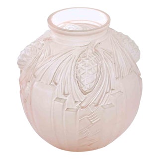 Art Deco Glass Globe Vase in Pink Art Glass by De Cagny, France, 1930s For Sale