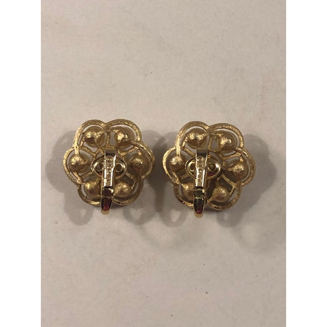Trifari 1950s Crown Trifari Pearl Cluster Clip on Earrings, Pair For Sale - Image 4 of 9