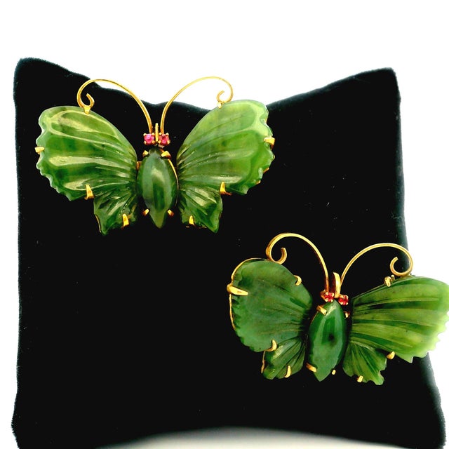 Vintage Carved Jade Butterfly Brooches in 14k Gold With Ruby Accents – Pair For Sale - Image 13 of 14