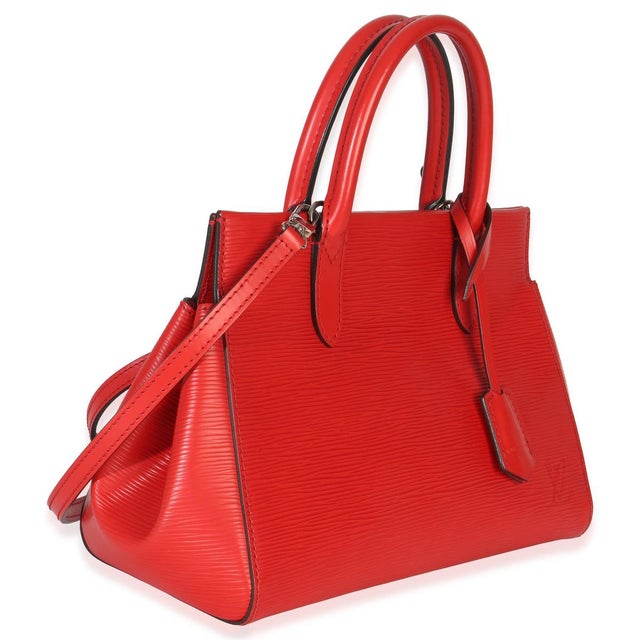 Item #: 151556 Exterior Material: Leather MSRP: 2,350 Interior Material: Microfiber Size: BB Features Interior: One zip...