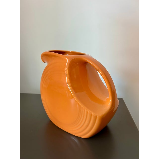 Early 21st Century Fiesta Large Disk Pitcher Tangerine Retired Color – Homer Laughlin Usa Vitrified China 67 1/4 Oz Mid-Century Style Serveware For Sale - Image 5 of 14