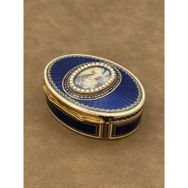 Oval Snuffbox in Gold and Enamel with Miniature of Marie Antoinette, 1800s For Sale - Image 11 of 18