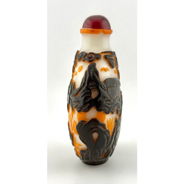 This is a beautiful, highly collectible Chinese Peking Glass table-top snuff bottle. Standing at an impressive 4.5 inches...
