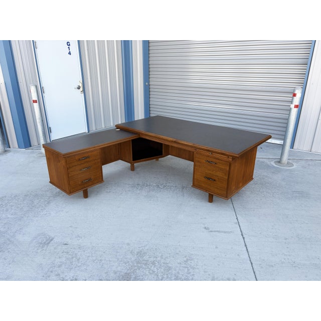 1960s Mid-Century Modern Walnut L-Shaped Executive Desk With Black Laminate Top For Sale In Los Angeles - Image 6 of 16