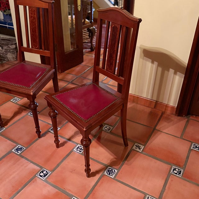1900 - 1909 French Revival Carved Mahogany Antique Dining Table 5 Chairs Set For Sale - Image 5 of 18