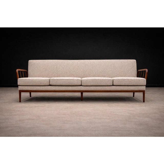 1960s Rino Levi Sofa in Hardwood and Bouclé, Brazilian Modern, 1960s For Sale - Image 5 of 11