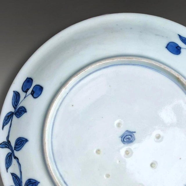 Early 18th Century Edo Japanese Arita Kakiemon Blue and White Dish For Sale - Image 9 of 10