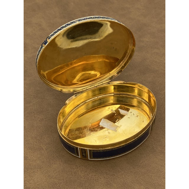 Oval Snuffbox in Gold and Enamel with Miniature of Marie Antoinette, 1800s For Sale - Image 13 of 18