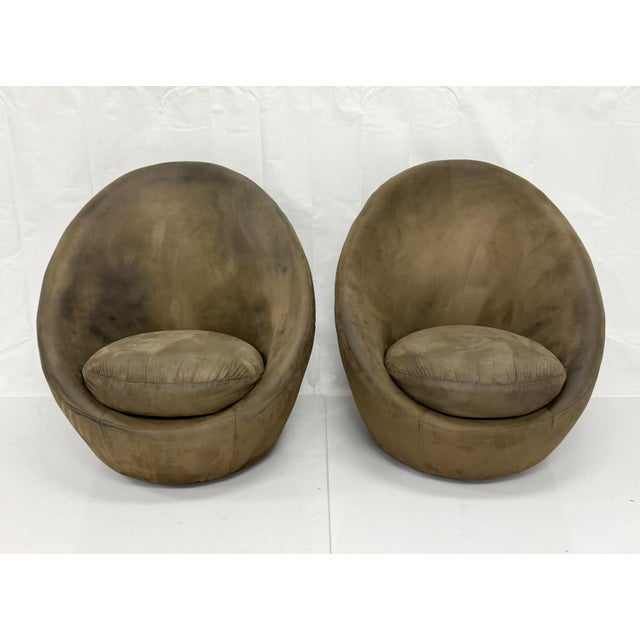 Exceptional pair of 1960s Mid-Century Modern swivel lounge chairs designed by Milo Baughman for Thayer Coggin, handcrafted...