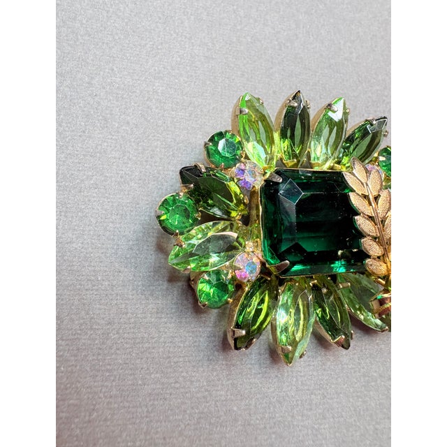 Vintage DeLizza & Elster Green Rhinestone Gold Leaf Finding Brooch • Book Piece For Sale In Salt Lake City - Image 6 of 6
