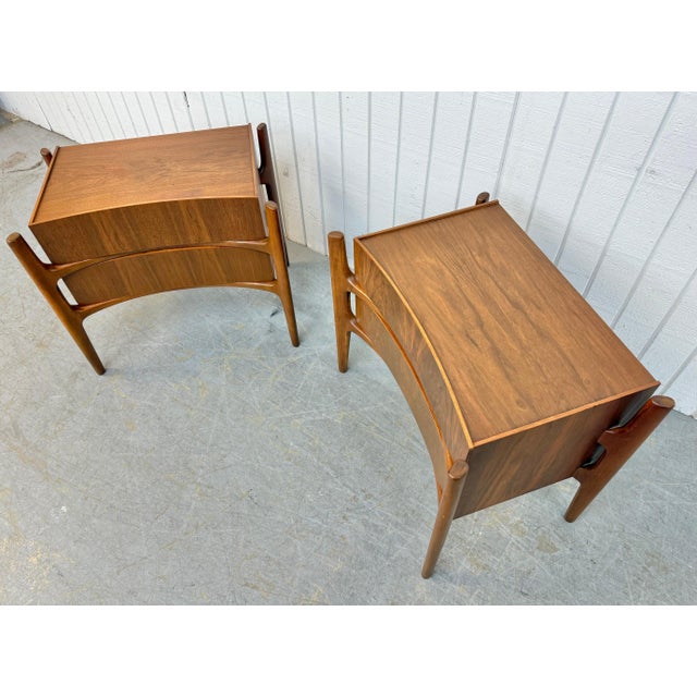 Mid-Century Swedish Modern William Hinn Sculptural Walnut Nightstands - Set of 2 For Sale In Philadelphia - Image 6 of 9