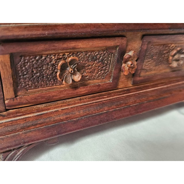 1880s Black Forest Carved Walnut Jewelry Box With Birds, Floral Relief, & Key For Sale - Image 11 of 15