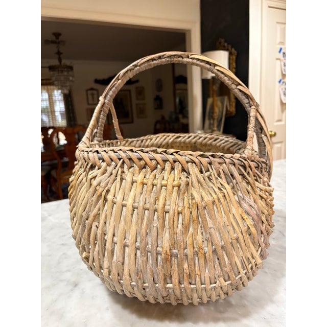 Farmhouse Large Vintage Handwoven Farmhouse Buttock Basket for Egg or Harvest Gathering For Sale - Image 3 of 6