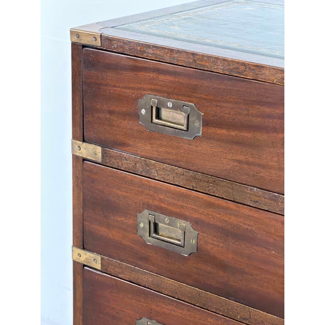 1930s English Campaign Chest of Drawers in Mahogany, Brass and Leather, 1930s For Sale - Image 5 of 8