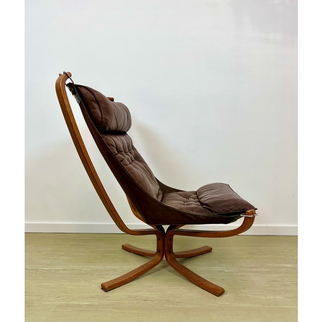 Mid-Century Modern Set of Leather Falcon Sling Chair and Ottoman by Sigurd Ressell for Vatne Møbler, 1970s For Sale - Image 3 of 10