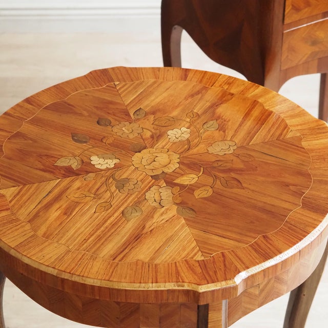 This round guéridon table likely dates from around 1900 and combines finely executed marquetry with the elegant...