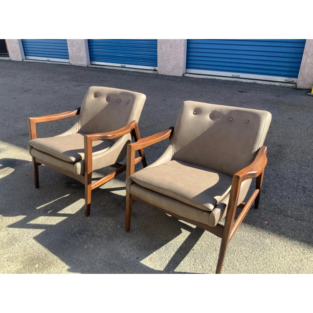 Mid-Century Modern Modern Walnut Mid Century Style Lounge Chairs in Gray Leather. - Pair For Sale - Image 3 of 7