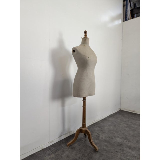 Vintage Mannequin with Wooden Base from Siegel, in Very Good conditions.