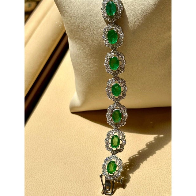 10 Carat Natural Brazilian Emerald & Diamond Tennis Bracelet 14 Karat Gold For Sale - Image 4 of 16