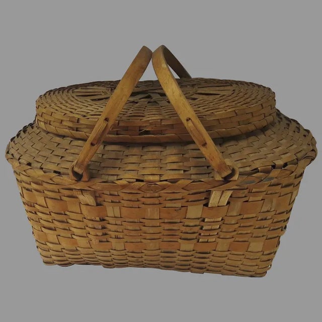Vintage 1900's Winnebago Woven Market Picnic Lidded Basket with Swing Handles Country For Sale - Image 10 of 10