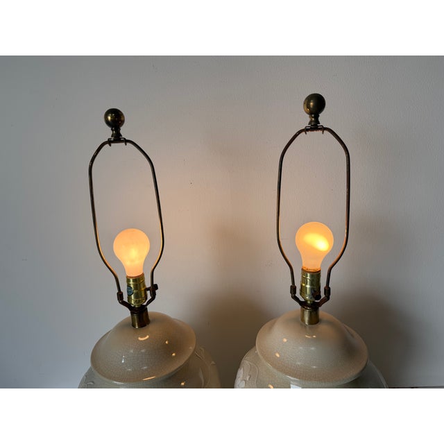 Metal 1980s Vintage Hollywood Regency Style Floral Cream Crackle Glaze Ceramic Table Lamps – Pair For Sale - Image 7 of 12