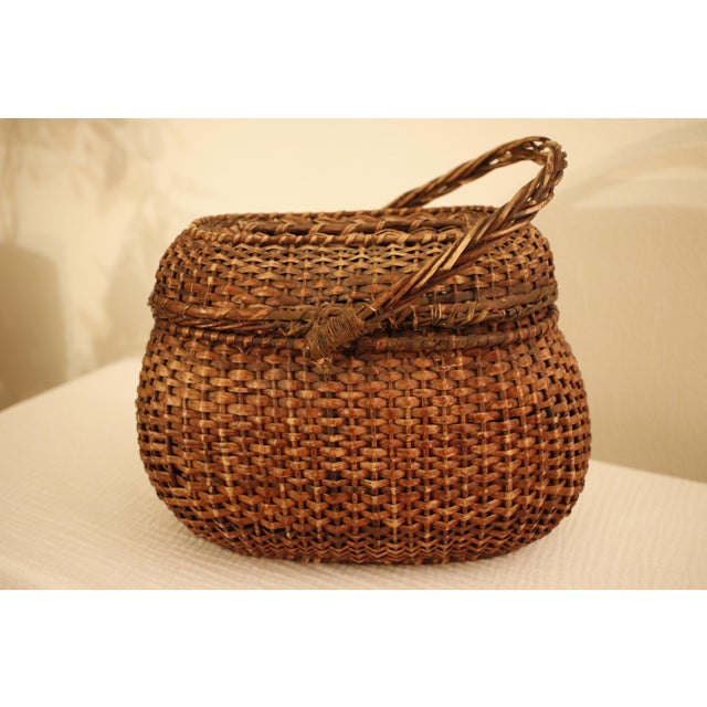 Early 20th Century Antique Amish Kavli Hand-Woven Wicker Lidded Storage Basket For Sale - Image 10 of 16