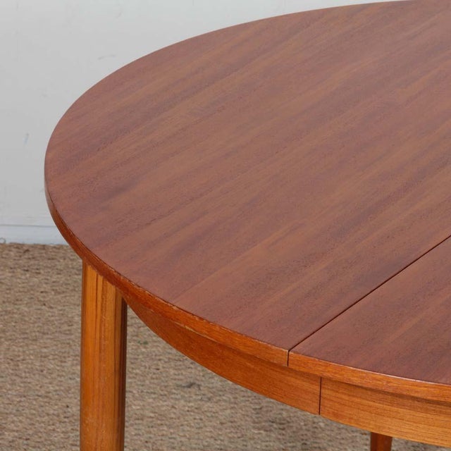 Round Extendable Wooden Dining Table, 1960s, in Good conditions. Designed 1960 to 1969