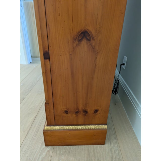 Chestnut 1990s Baker Collector's Edition Pine Curio Display Cabinet W. Gold Gilt For Sale - Image 8 of 12