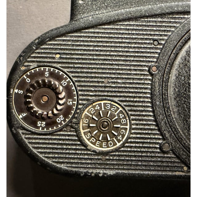 Black 1930s Art Deco Bell & Howell Filmo 134-B 8mm Motion Picture Camera For Sale - Image 8 of 16