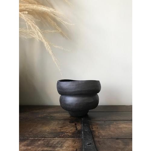 Modder Serendipity Black Ceramic Sculpture by Françoise Jeffrey Dimensions: Ø 19 x H 28 cm Materials: stoneware, coil-...