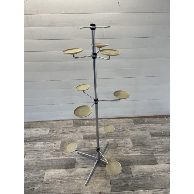 A- 357 vintage plant stand, chrome and plastic +-1965 for 9 plants made of chrome and plastic plant holders one plastic is...