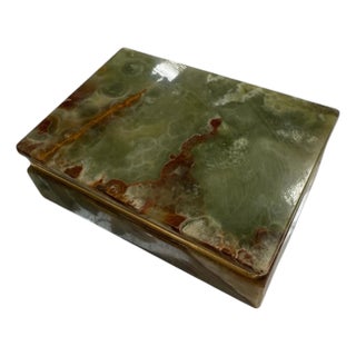 1970s Green Onyx Stone Jewelry or Trinket Box With Natural Veining For Sale
