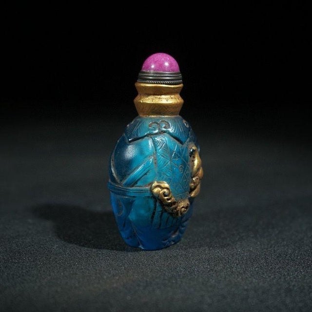 Add a touch of historical elegance to your collection with this exquisite antique snuff bottle. Crafted from blue glass,...