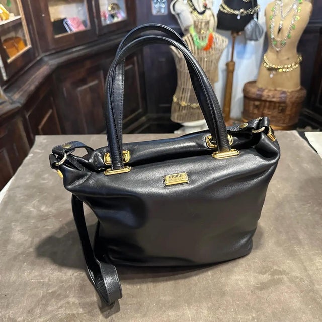 Animal Skin A 1990s Elegant Black Leather and Brass Italian Hand-Bag by Gianfranco Ferrè For Sale - Image 7 of 15