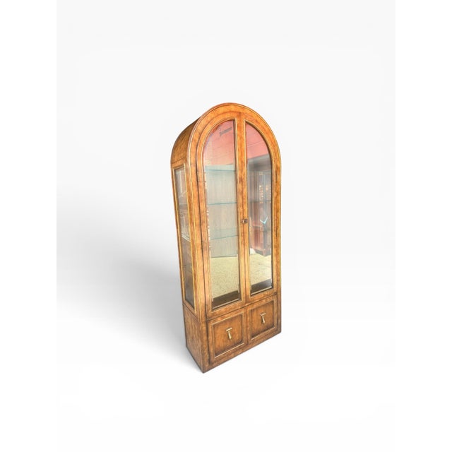 Hollywood Regency Late 20th Century Mastercraft Illuminated Burlwood Arched Display Cabinet Vitrine With Brass Trim, Attributed For Sale - Image 3 of 16
