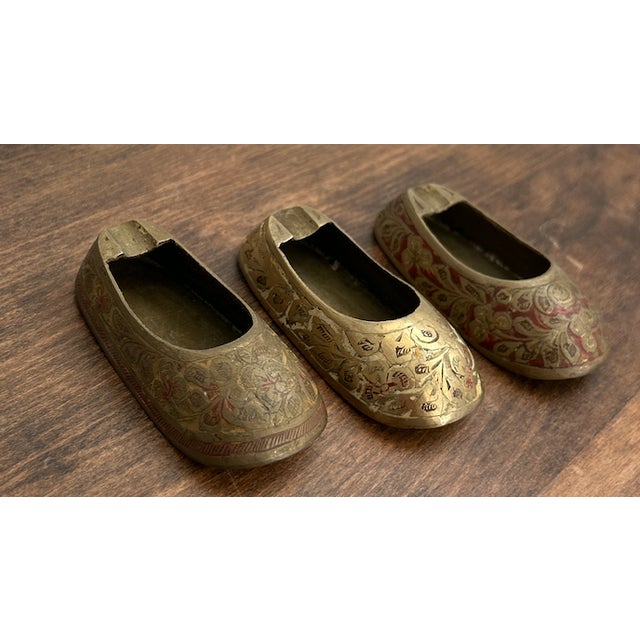 Metal Set of Three Vintage Brass Shoe-Shaped Pocket Ashtrays Made in G. L. India For Sale - Image 7 of 18