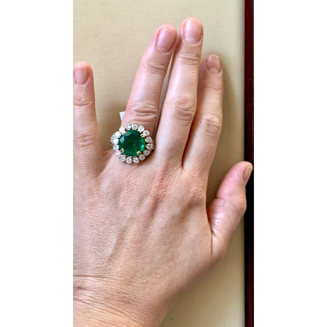 Emerald 9.8 Carat Round Colombian Emerald and Diamond 18 Karat Gold Ring, Estate For Sale - Image 8 of 18