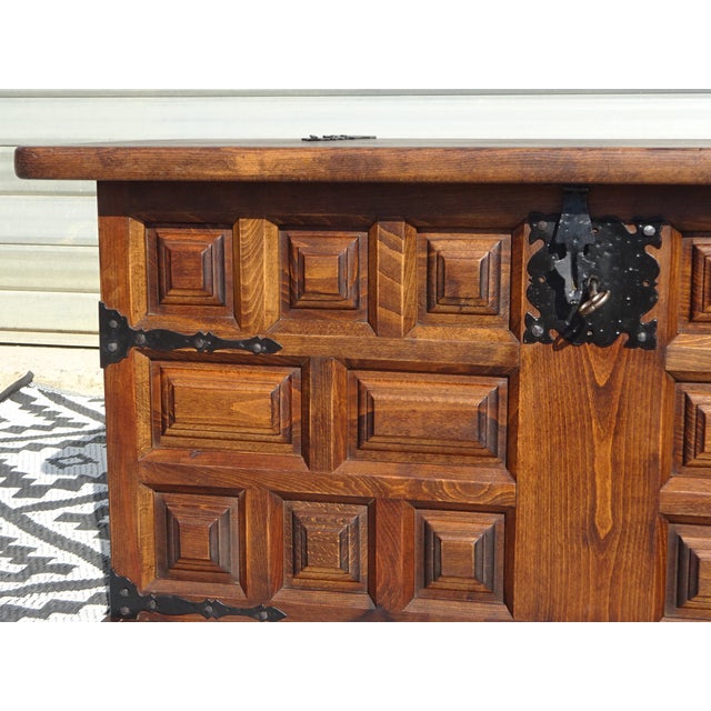 1960s Tuscan Wooden Chest from Argudo Navarro, 1960s For Sale - Image 5 of 18