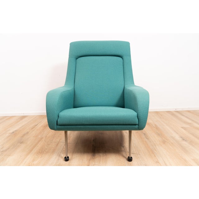 Model 400 Lounge chair by Bengt Ruda for Artifort. The chair is upholstered with green fabric on a metal frame. I have...