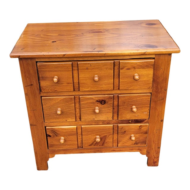 Ethan Allen Early American Style Solid Pine Wood Bedside Chest of Drawers For Sale