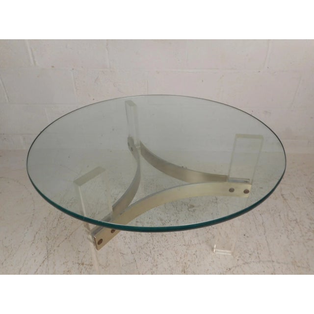 1970s 1970s Mid-Century Modern Lucite End Table For Sale - Image 5 of 13